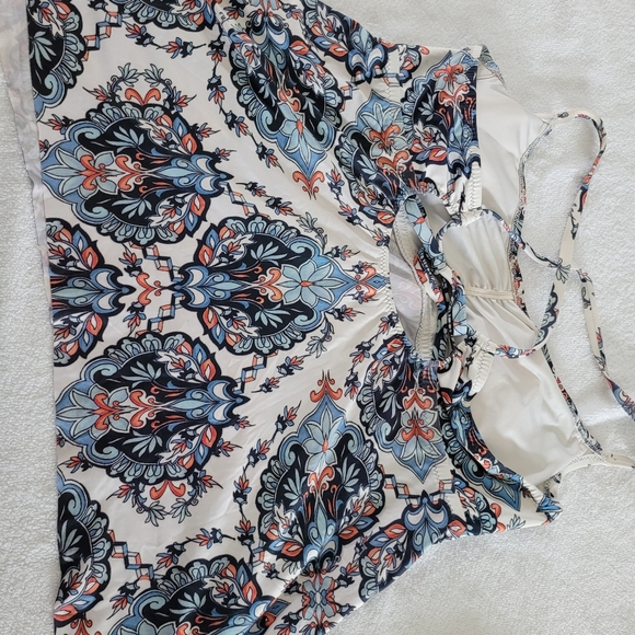 Two-piece tankini swimsuit and cover-up. - Picture 4 of 6